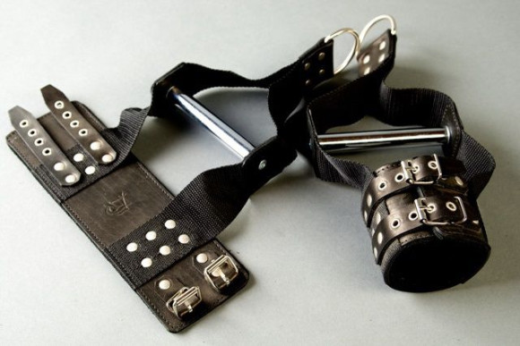Чёрные наручники с хромированной трубкой для подвешивания 
