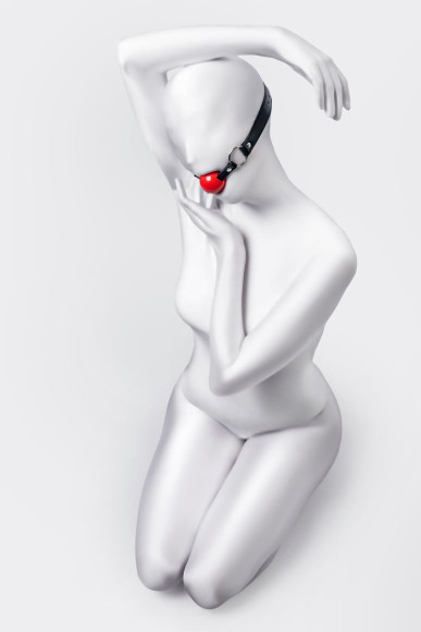 Красный кляп-шар на черных ремешках Anonymo Красный кляп-шар на черных ремешках Anonymo