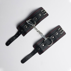 Черные кожаные наручники с красной строчкой