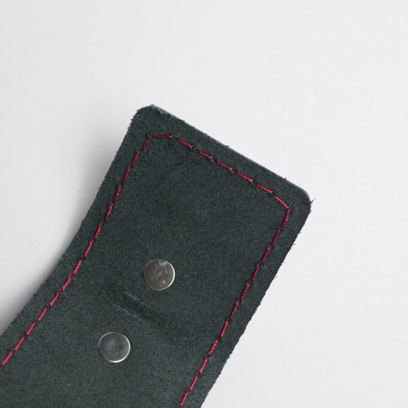 Черные кожаные наручники с красной строчкой Черные кожаные наручники с красной строчкой