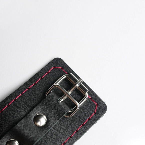 Черные кожаные наручники с красной строчкой Черные кожаные наручники с красной строчкой