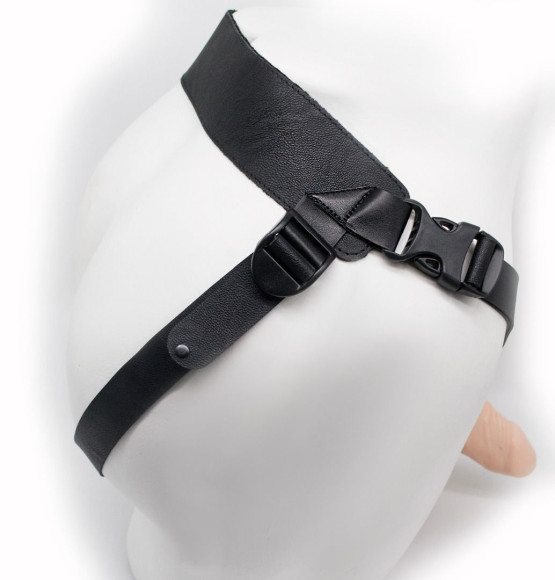 Пустотелый фаллопротез на ремешках с заклепками - 19,5 см. Пустотелый фаллопротез на ремешках с заклепками - 19,5 см.