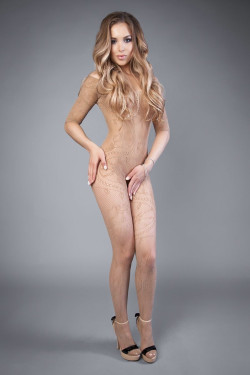 Бежевый комбинезон с замысловатым узором и короткими рукавами Бежевый комбинезон с замысловатым узором и короткими рукавами