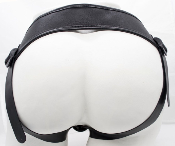 Страпон Харнесс из двух предметов: трусики с плугом и насадка-фаллос - 18 см. Страпон Харнесс из двух предметов: трусики с плугом и насадка-фаллос - 18 см.