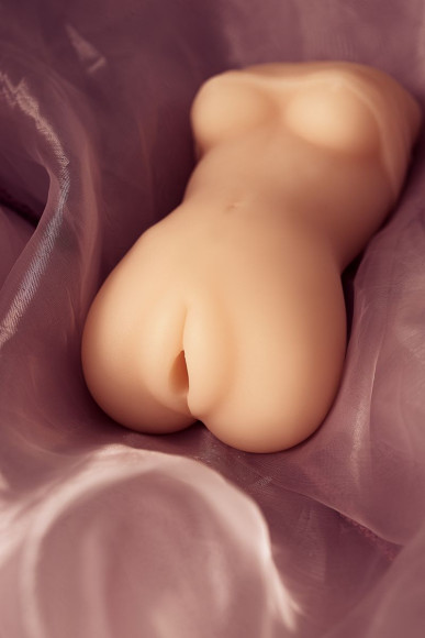 Телесный мастурбатор в виде женской фигурки Телесный мастурбатор в виде женской фигурки