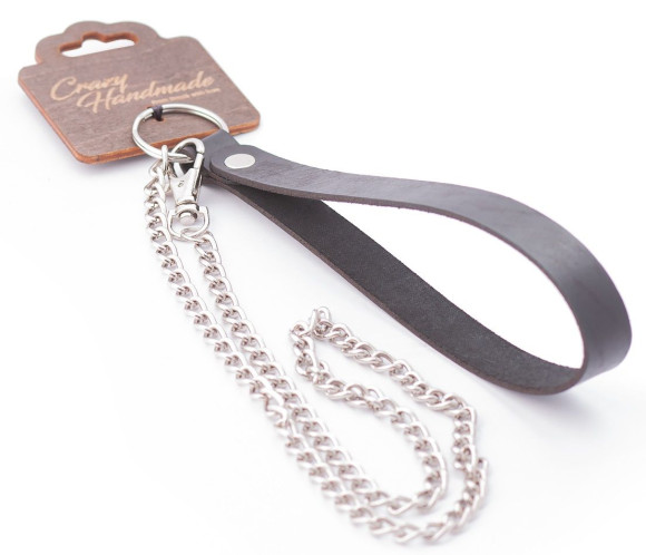 Серебристый металлический поводок с кожаной черной ручкой - 80 см. Серебристый металлический поводок с кожаной черной ручкой - 80 см.
