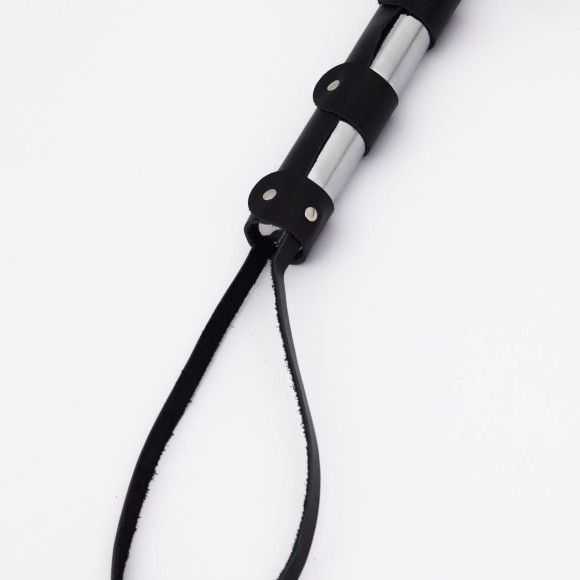 Черный кожаный флоггер со стальной ручкой - 45 см.