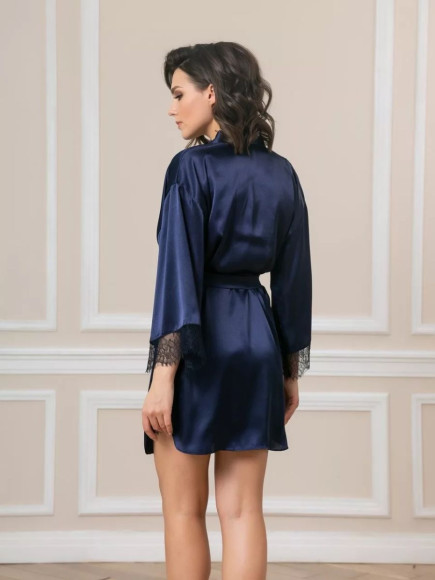 Короткий пеньюар с кружевной отделкой Короткий пеньюар с кружевной отделкой