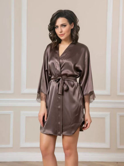 Короткий пеньюар с кружевной отделкой Короткий пеньюар с кружевной отделкой