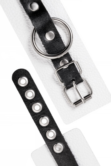 Бело-черные кожаные наручники с одним ремешком с люверсами Бело-черные кожаные наручники с одним ремешком с люверсами