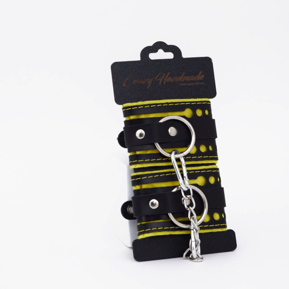 Черно-желтые кожаные наручники с жёлтой строчкой Черно-желтые кожаные наручники с жёлтой строчкой
