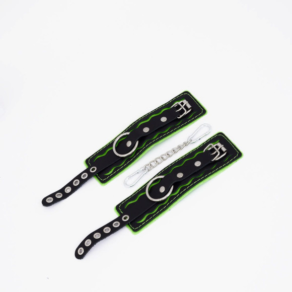 Черно-зеленые кожаные наручники с зеленой строчкой Черно-зеленые кожаные наручники с зеленой строчкой