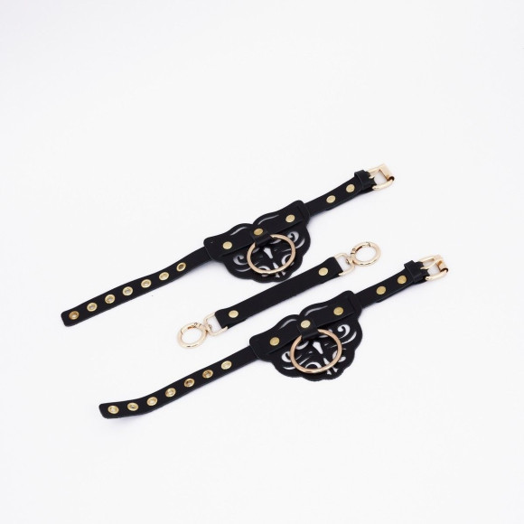 Черные кожаные оковы с резными узорами и клепками Черные кожаные оковы с резными узорами и клепками