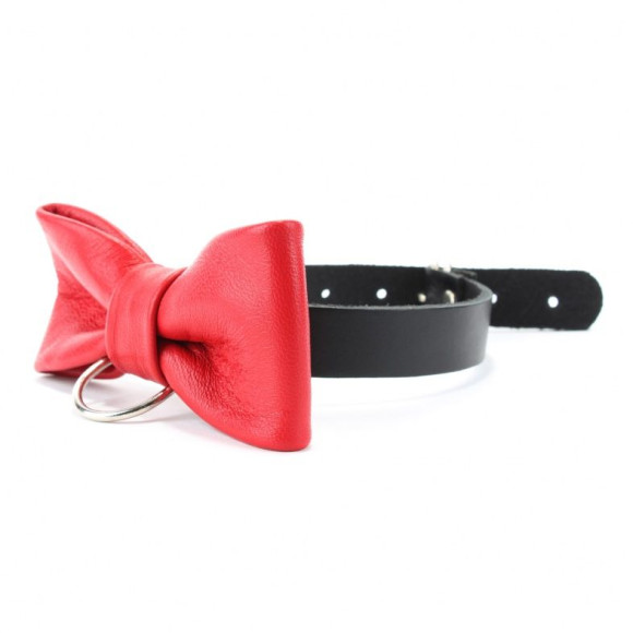 Эффектный красный ошейник-бабочка на черных ремнях Эффектный красный ошейник-бабочка на черных ремнях